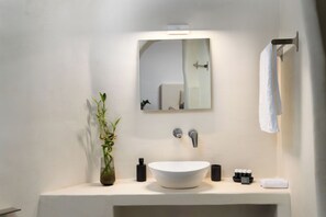 Bathroom - Elios Cave Suites (Oia)