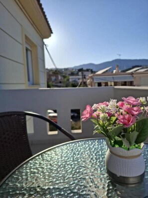 Outdoor dining - Kap Home · Central · Private Balcony (Chios)