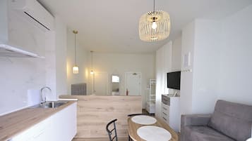 Premium Studio, 1 Queen Bed with Sofa bed, Kitchen, City View