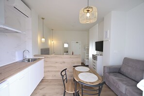 Ropa de cama de alta calidad y minibar 