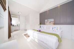 4 bedrooms, iron/ironing board, Internet - 3 Beds Villa Laguna with Pool and Gym (Tambon Choeng Thale)