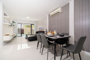 Dining - 3 Beds Villa Laguna with Pool and Gym (Tambon Choeng Thale)