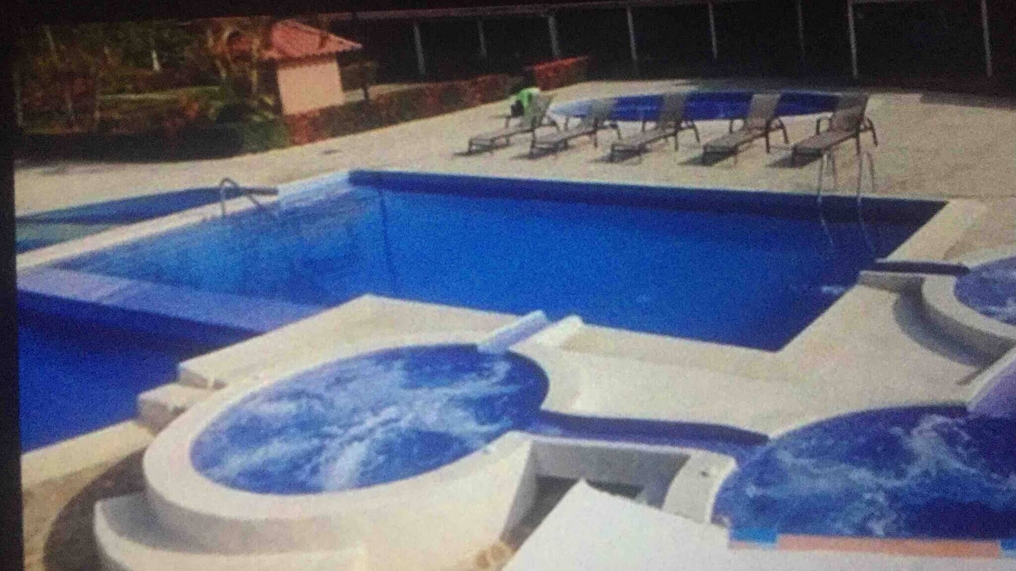 Una piscina al aire libre
