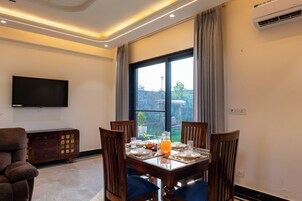 Deluxe Villa | Dining