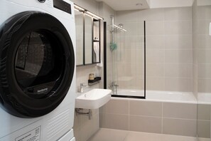 Bathroom - Skyline Designer Flat, AC & 24/7 Reception (Bratislava)