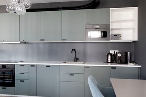 Private kitchen - Skyline Designer Flat, AC & 24/7 Reception (Bratislava)
