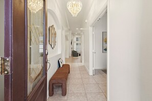 Interior - Central DFW Skylight Stay. Entire Home in Irving (Irving)