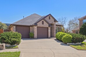 Exterior - Central DFW Skylight Stay. Entire Home in Irving (Irving)