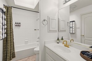 Bathroom - Central DFW Skylight Stay. Entire Home in Irving (Irving)