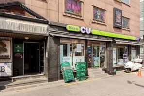 A storefront with a sign that reads 'Nice to CU' and a stack of green crates outside. - Stay Pachira 5F | Entire Floor | 2 Min to Itaewon | Elevator | 9 Guests (Seoul)