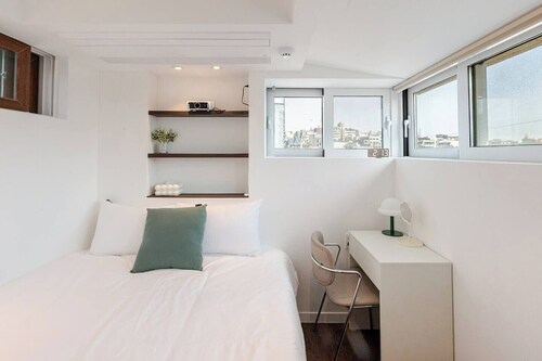Stay Pachira 5F | Entire Floor | 2 Min to Itaewon | Elevator | 9 Guests