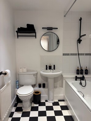 Bathroom - Cosy High street flat near Cotswolds (Witney)