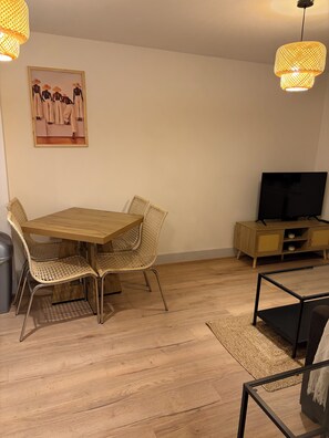 Dining - Cosy High street flat near Cotswolds (Witney)