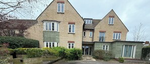 Exterior - Cosy High street flat near Cotswolds (Witney)