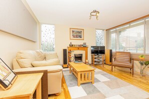 TV, books - Lovely 2BR flat w balcony, Golders Green tube 5min (London)