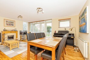 Dining - Lovely 2BR flat w balcony, Golders Green tube 5min (London)