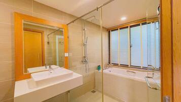 Deluxe villa, 3 slaapkamers, uitzicht op tuin | Badkamer