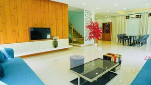 Villa – deluxe, 3 soverom, hageutsikt | Oppholdsrom