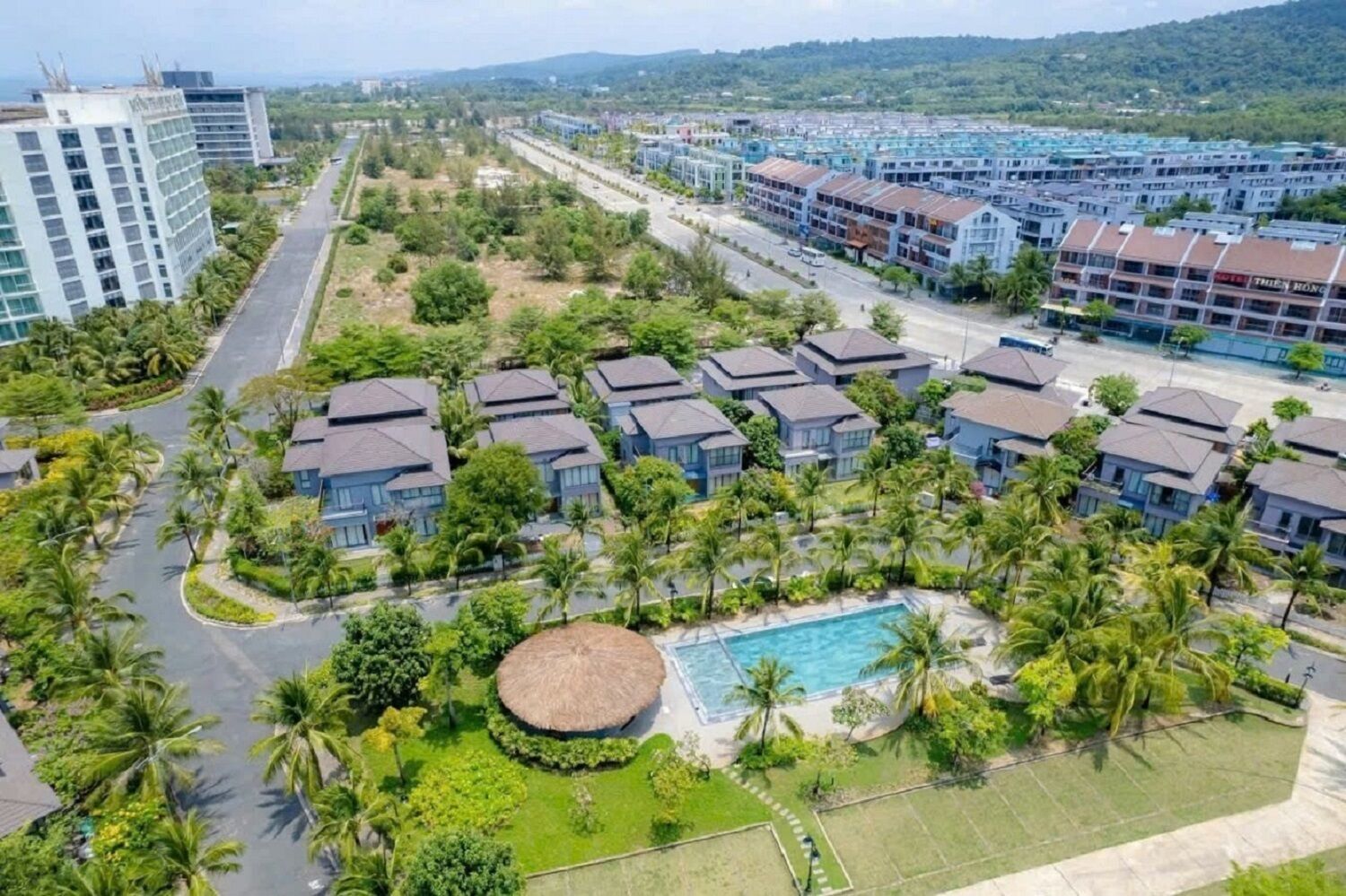 Villa Deluxe, 3 habitaciones, vista a la alberca | Área de sala de estar