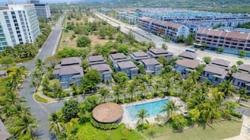 Villa Deluxe, 3 habitaciones, vista a la alberca | Área de sala de estar