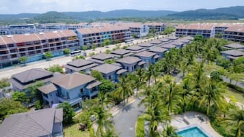 Vila luxo, 3 quartos, vista para a piscina | Área de estar | TV de tela plana 43 polegadas com canais a cabo