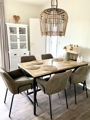 Dining - Vrbo Property (Burgerbrug)