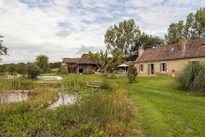 A traditional house with a garden, a pond, and a tennis court. - Chez le Vigneron | Tasteful and elegant vacation home with pool in the Dordogne (Monfaucon)
