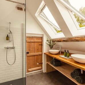 Shower, towels, toilet paper - Chez le Vigneron | Tasteful and elegant vacation home with pool in the Dordogne (Monfaucon)