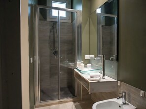 Shower, hair dryer, bidet, towels - Apartment in Villa with Direct Sea Access — By Sicily Home Solutions (Alcamo)
