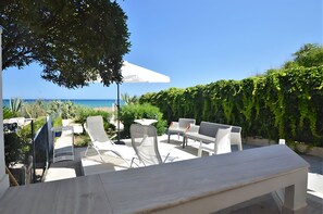 Terrace/patio - Apartment in Villa with Direct Sea Access — By Sicily Home Solutions (Alcamo)