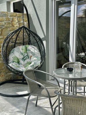 Outdoor dining - Modern Loft, Walk to Beach, Free Parking | V Loft (Kamaria)