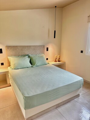 Room - Modern Loft, Walk to Beach, Free Parking | V Loft (Kamaria)