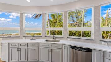 Premium Condo, 2 Bedrooms, Balcony, Beach View | Interior
