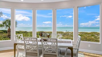 Premium Condo, 2 Bedrooms, Balcony, Beach View | Dining