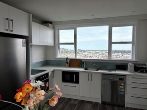 Private kitchen - Vacation Home with Beautiful Sea View Private Parking (Dunedin)
