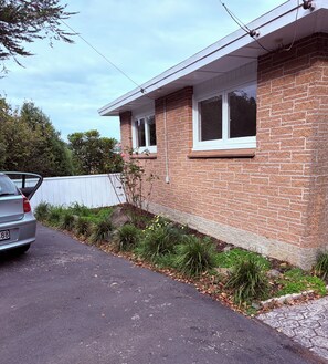 Property grounds - Vacation Home with Beautiful Sea View Private Parking (Dunedin)