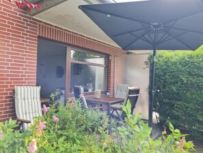 Outdoor dining - Vacation apartment Schatzinsel Whg. 1 on Föhr - terrace & dog welcome (Wyk auf Föhr)