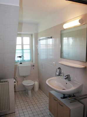 Bathroom - Vacation apartment in Nieblum: 52 m², terrace & only 200 m to the beach (Nieblum)