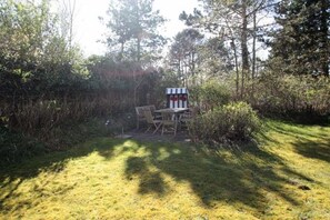 Outdoor dining - Vacation apartment in Nieblum: 52 m², terrace & only 200 m to the beach (Nieblum)