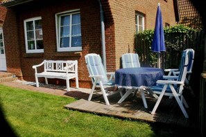 Outdoor dining - Vacation apartment in Utersum: 50 m² with terrace, close to the beach (500 m) (Utersum)