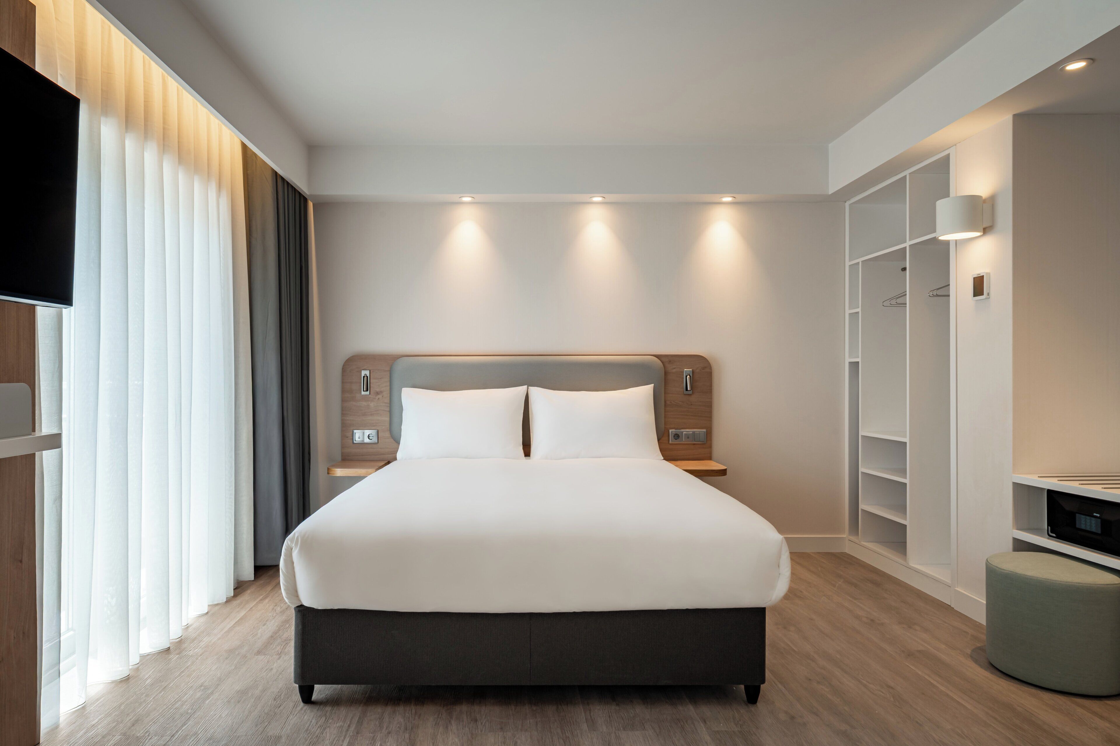 Bộ đồ giường cao cấp, minibar, bàn, phòng cách âm 