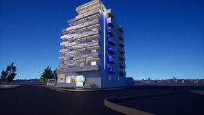 Ein modernes Hotel mit individuellem Moduldesign, mehreren Balkonen und einem Holiday Inn Express Schild.