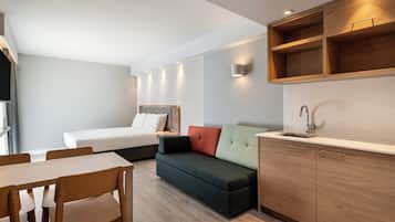 Bộ đồ giường cao cấp, minibar, bàn, phòng cách âm