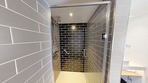 Shower, hair dryer, towels - Holiday Inn Express And Suites Portimao by IHG (Portimao)