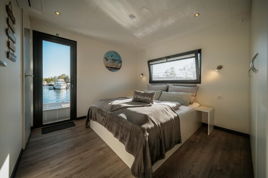 Floatinghouse Red Pearl: Lake View, Terrace & Harbor Feeling - 브란덴부르크