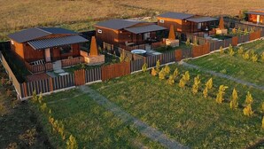 Un complexe résidentiel moderne comprenant plusieurs maisons, une cour clôturée et une petite piscine.