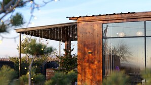 Un bâtiment moderne doté de grandes fenêtres et d’une façade en bois.