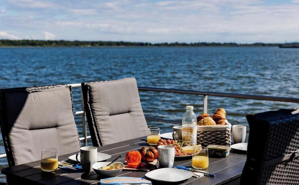 Terrasse mit Frühstückstisch und Wasserblick