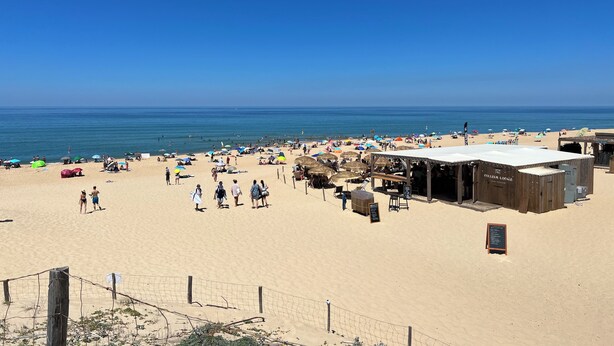 A beach with a wooden structure labeled 'COLLEUR LOCALE' and a fenced area. - Villa Olinka, behind the dune, plage des Bourdaines (Seignosse)
