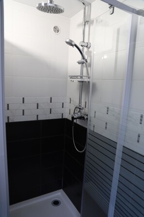 Shower, hair dryer, towels, toilet paper - Quiet house in Bergerac (Bergerac)